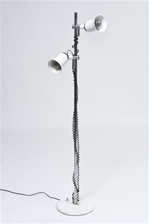 Lampada da terra in acciaio cromato e laccato bianco. Produzione italiana...