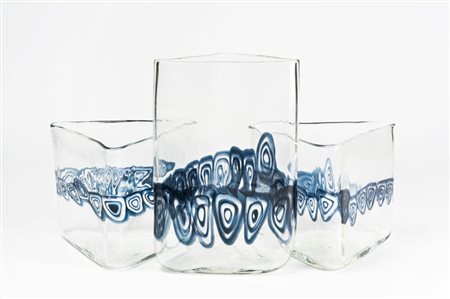 Manifattura di Murano. Lotto di tre vasi a base triangolare in vetro soffiato...