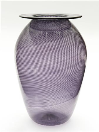 Veart, Venezia - Vaso in vetro soffiato a filigrana viola. Anni 70 del sec...