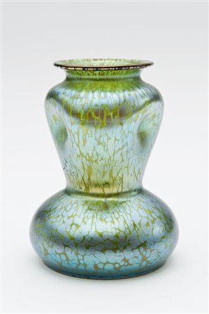 Piccolo vaso in vetro iridato. Manifattura centro europea, prima metà del...