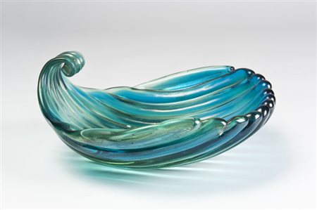 Venini. Conchiglia in vetro azzurro iridato. Murano, anni '40 del secolo XX....