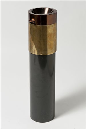 Posacenere da terra mod “sp22” in metallo laccato nero e ottone. Produzione...