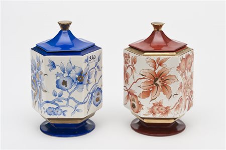 Lotto di due vasi con coperchio in ceramica, smaltati rispettivamente in blu...