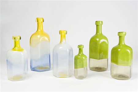 Manifattura di Murano. Lotto di sei bottiglie in vetro soffiato policromo a...