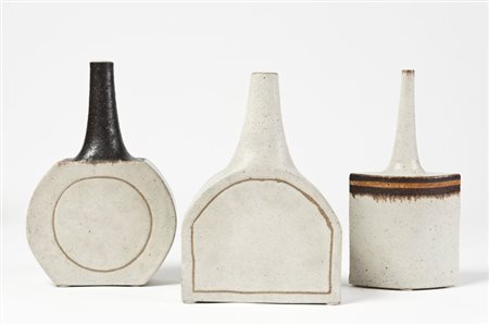Bruno Gambone (1936) - Lotto composto da tre vasi in grès di forme diverse...