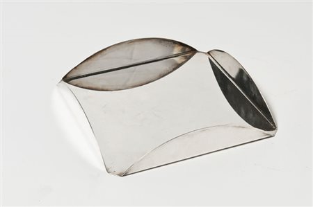 Lino Sabattini (1925) - Vassoio in metallo argentato stampato di forma...
