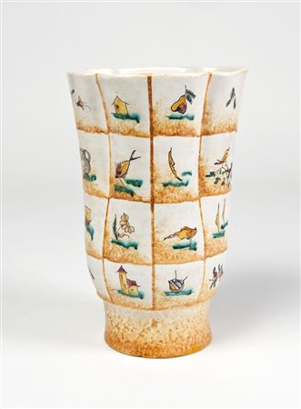 Vaso in ceramica con decoro a riquadri nei toni del giallo. La Casa...