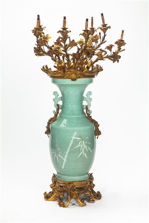 Grande vaso cinese a fondo celadon montato a candelabro con bronzi dorati. Cina e Francia, secoli XVIII/XIX