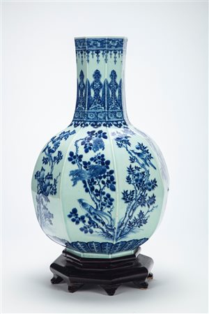 Grande vaso in porcellana bianca e blu. Cina, fine XIX secolo