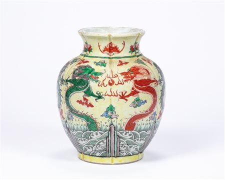 Vaso in porcellana di forma leggermente polilobata. Cina, fine dinastia Qing