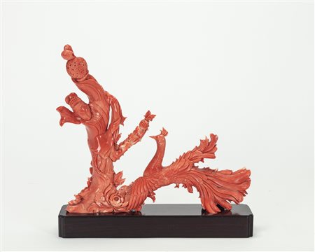 Scultura in corallo intagliato raffigurante dama dalle mille vesti con fenice. Cina, inizio secolo XX. Su base lignea.