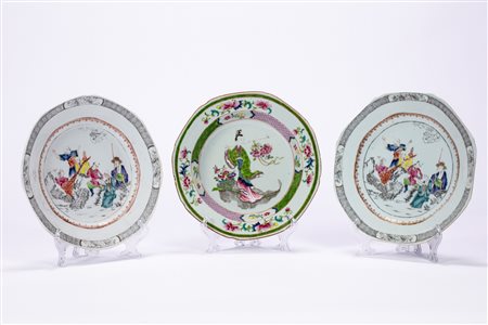Tre piatti in porcellana famiglia rosa. Cina, secolo XVIII