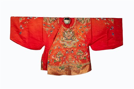 Veste in seta rossa ricamata. Cina, secolo XIX
