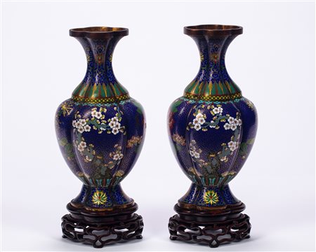 Coppia di vasi in smalto Cloisonné. Cina, secolo XIX