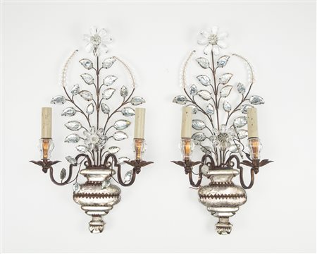  Maison Baguès. Coppia di appliques a due luci in cristallo e metallo dorato. XX secolo 