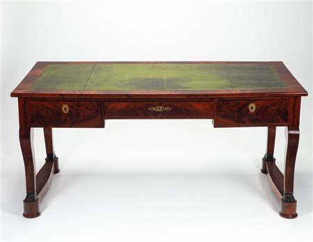 Scrivania da centro lastronata in piuma di mogano. Francia, primo quarto del secolo XIX