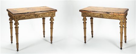Coppia di consoles in legno intagliato con piani in marmo giallo antico. Roma, fine secolo XVIII