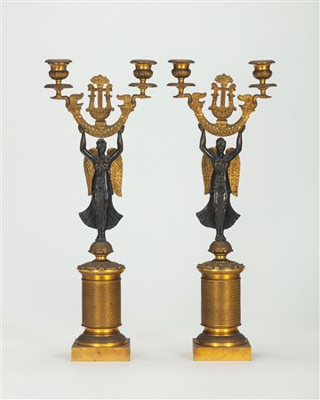 Coppia di candelabri in bronzo patinato e dorato. Secolo XIX.