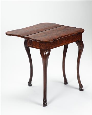 Tavolino da gioco lastronato in noce, radica di noce e filettato.   Emilia, secolo XVIII