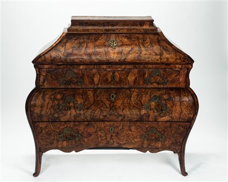 Ribalta a urna lastronata in radica di noce. Lombardia, secolo XVIII