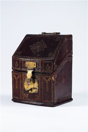 Set di posate da viaggio in vermeil entro cofanetto rivestito in cuoio impresso in oro. Francia, inizio secolo XIX