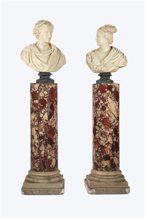 Coppia di busti ammantati in marmo poggianti su colonne in scagliola a finto marmo, XVIII secolo