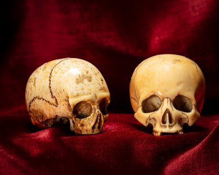 Due memento mori raffiguranti teschi in avorio intagliato e traforato. Nord Europa, inizio secolo XX