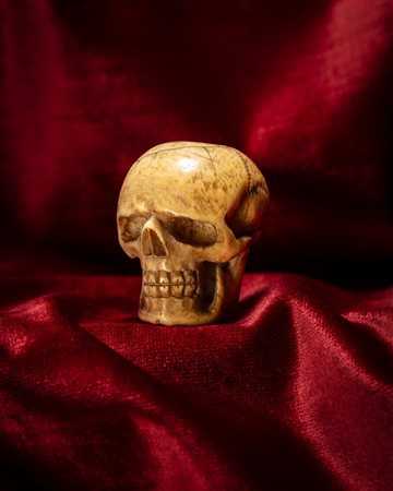MEMENTO MORI RAFFIGURANTE TESCHIO IN AVORIO INTAGLIATO E TRAFORATO. NORD EUROPA, INIZIO SECOLO XX