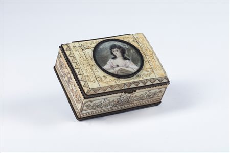 Cofanetto in legno rivestito in avorio inciso a girali di foglie e fiori, il coperchio centrato da miniatura su avorio raffigurante dama in un paesaggio. Montatura, cerniere e piedini sferici in bronzo e metallo. Francia, secolo XIX (restauri)