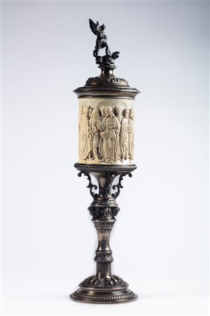 Coppa da borgomastro in avorio intagliato con montatura in argento. Germania, Berlino, secolo XIX