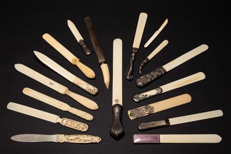 Lotto composto da quindici tagliacarte in avorio, argento e metallo. Più un coltellino pieghevole in avorio e un tagliacarte con lama in argento e manico in dente di tricheco. Manifattura europea e orientale, secoli XIX/XX