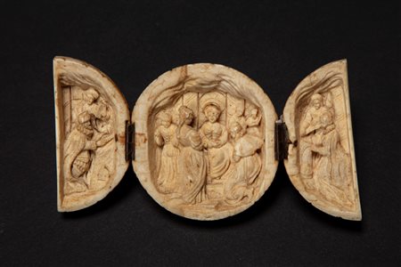 Trittico a sfera in forma di guscio chiudibile a due ante, internamente intagliata con scena devozionale. Secolo XIX