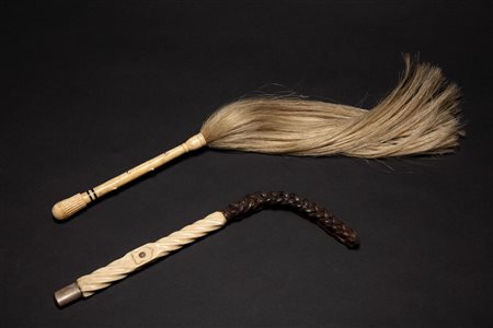 Lotto composto da un frustino in crine di cavallo e una frusta in cuoio intrecciato con manico in avorio intagliato a spirale con stemma araldico centrale e finale in argento. Secolo XX