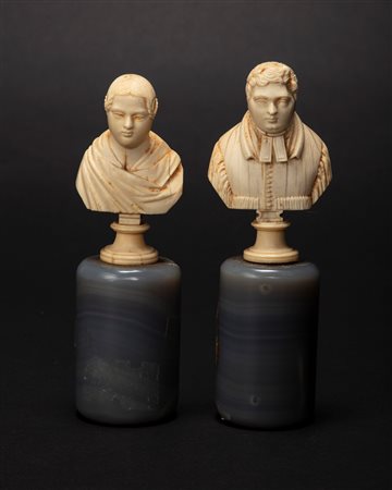 Due busti in avorio, fine secolo XVIII, su basi tornite, poggianti su basi in marmo grigio
