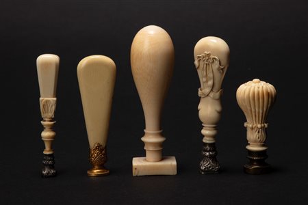 Cinque sigilli in avorio e metallo cesellato. Secolo XIX