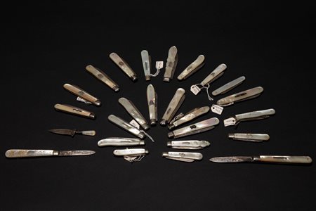 Raccolta di ventiquattro coltellini e un segnalibro in argento inglese, per lo più del secolo XIX, con manici in madreperla, alcuni incisi a motivi floreali