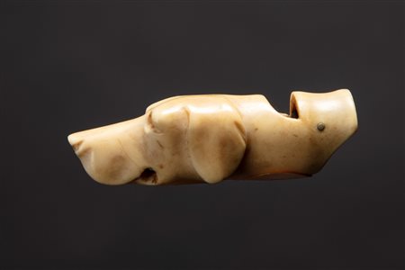 Fischietto in avorio intagliato in forma di testa di segugio. Fine secolo XIX/inizio secolo XX