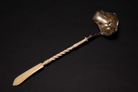 Mestolo per il punch in metallo argentato con manico in avorio tornito e intagliato a spirale. Secolo XIX