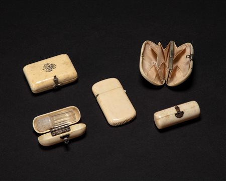 Lotto in avorio composto da un borsellino, un portafiammiferi, un portapillole con monogramma inciso e due porta profumo di cui uno completo con boccetta in vetro. Fine secolo XIX/inizio secolo XX