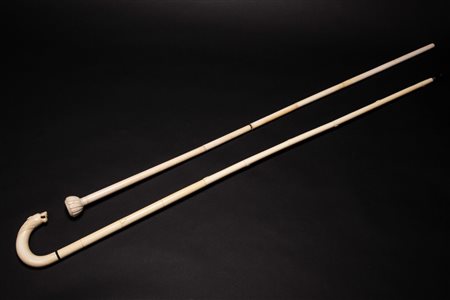 Due bastoni da passeggio scomponibili in avorio, uno con inserti in paste vitree e presa scolpita a testa di tigre, l'altro a pomolo baccellato. Secolo XIX