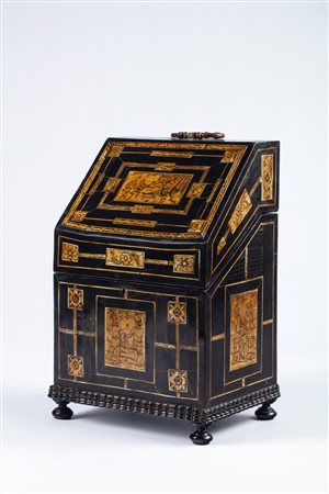 Set di posate da dolce in vermeil, Francia, inizio secolo XIX.  Entro cofanetto con filettature e inserti in avorio, secolo XIX