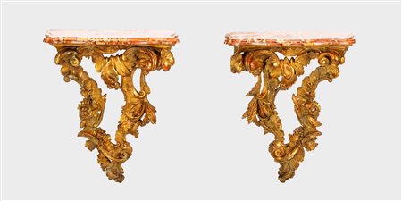 Coppia di consoles da muro in legno intagliato e dorato. Roma, XVIII secolo