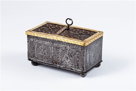 Piccolo forziere in ferro e rame. Norimberga, secolo XVI