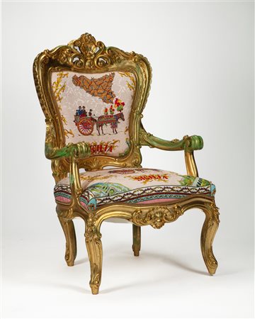 Poltrona in legno intagliato e dorato, cimasa e fascia centrate da valva di conchiglia tra volute, braccioli e piedi terminanti a ricciolo. Secolo XIX. 