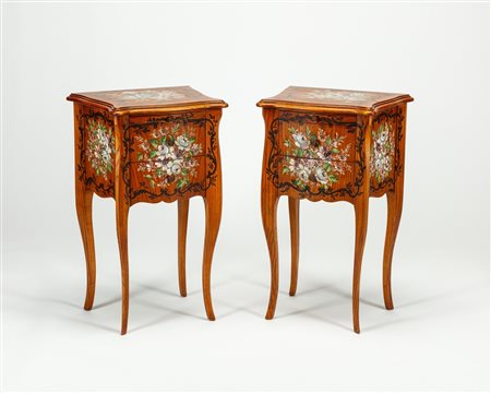 Coppia di comodini dipinti a motivi floreali, secolo XX.