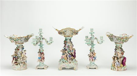Guarnitura da camino in porcellana policroma composta da tre alzate e due candelabri. Manifattura di Meissen, fine secolo XIX