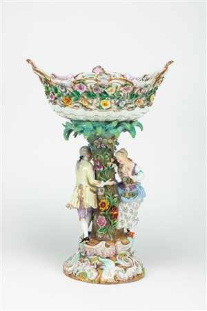 Alzata in porcellana policroma riccamente ornata da fiori, foglie e figure danzanti. Manifattura di Meissen, fine secolo XIX