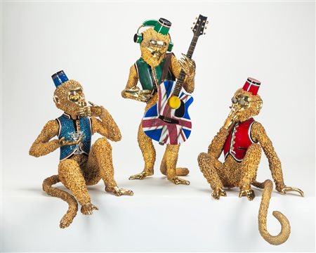 Tre scimmie in argento "925" dorato, smaltato e riccamente ornato con gemme preziose, da un'idea di Stefano Gabbana