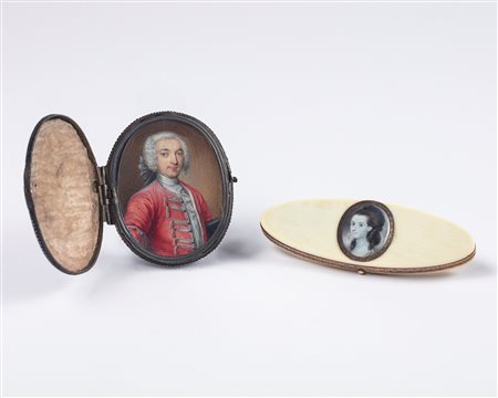 Lotto composto da un porta necessaire in avorio con ghiere in oro cesellato e coperchio centrato da miniatura su avorio raffigurante volto femminile, interno rivestito in velluto e con specchio (cm 10x3,3x1). Secolo XVIII/XIX.
