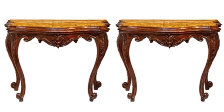 Coppia di consoles in noce intagliato e con piani in marmo. Venezia, XVIII secolo